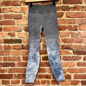 Lululemon Ebb to Train Tight Wash White / Black / Luna Size 4